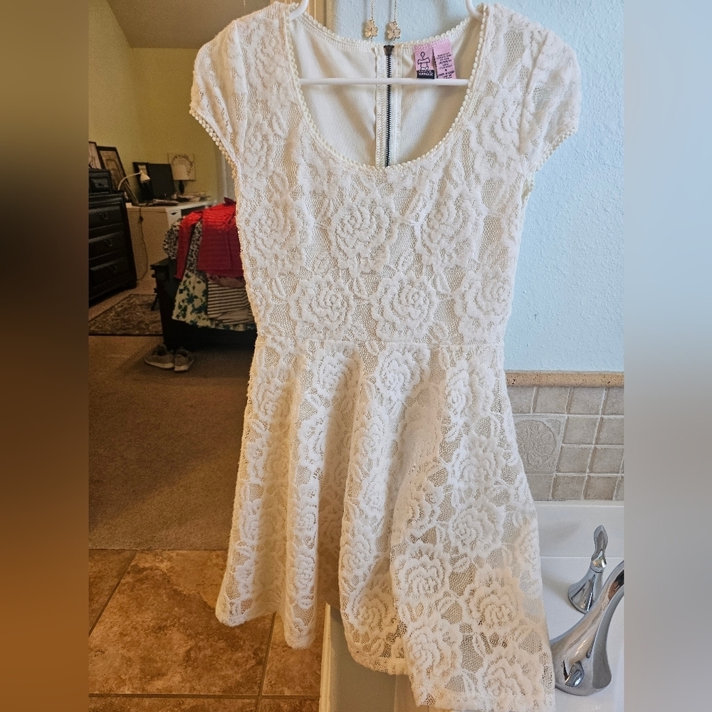 Love on a Hanger Juniors White Lace Dress Size Small
